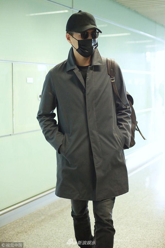组图:靳东穿"高级灰"全副武装现身 双手插兜现老干部严肃做派