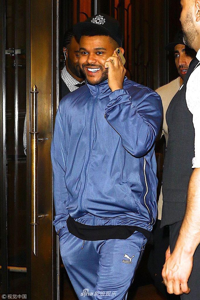 组图盆栽哥全蓝套装变时尚icon似与女友煲电话粥笑到弯腰