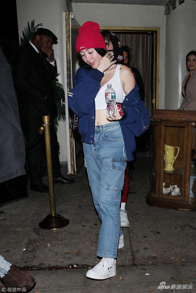 组图:诺雅·塞勒斯衣服不好好穿 与男友人约会完毕离