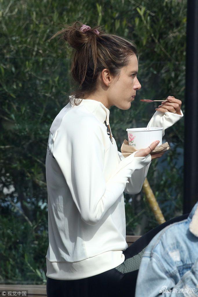 组图:亚历山大·安布罗休休闲装扮似路人 不顾形象端碗边走边吃
