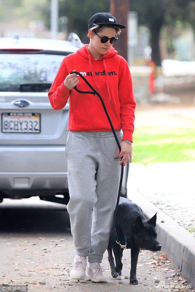 美国洛杉矶,克里斯汀·斯图尔特(kristen stewart)与友人现身街头遛狗