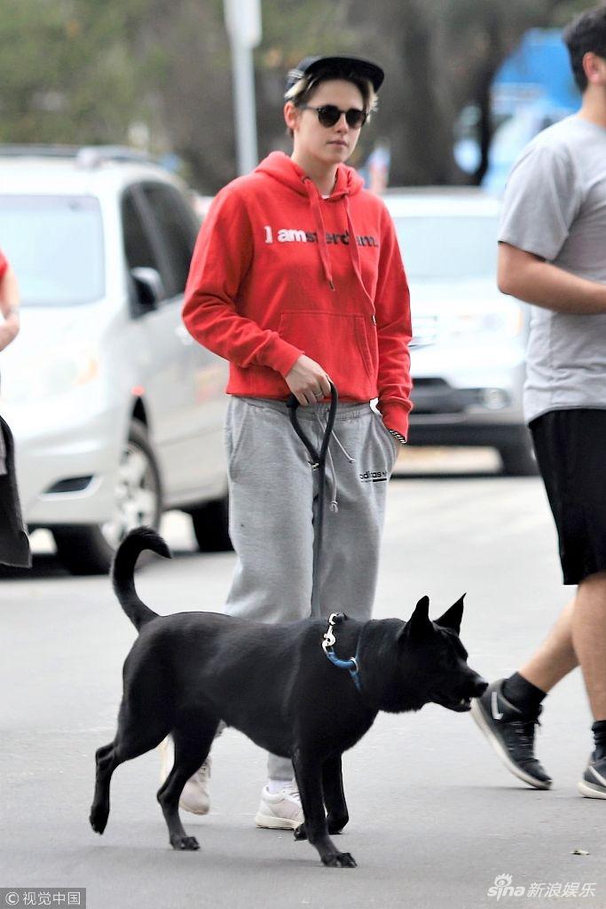 组图:克里斯汀·斯图尔特遛狗 气场十足"大佬巡街"即视感_高清图集