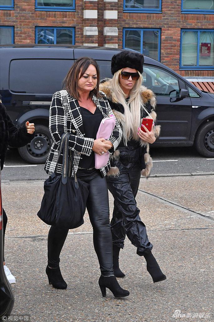 4 新浪娱乐讯 当地时间2019年3月19日,英国,凯蒂·普莱斯(katie price