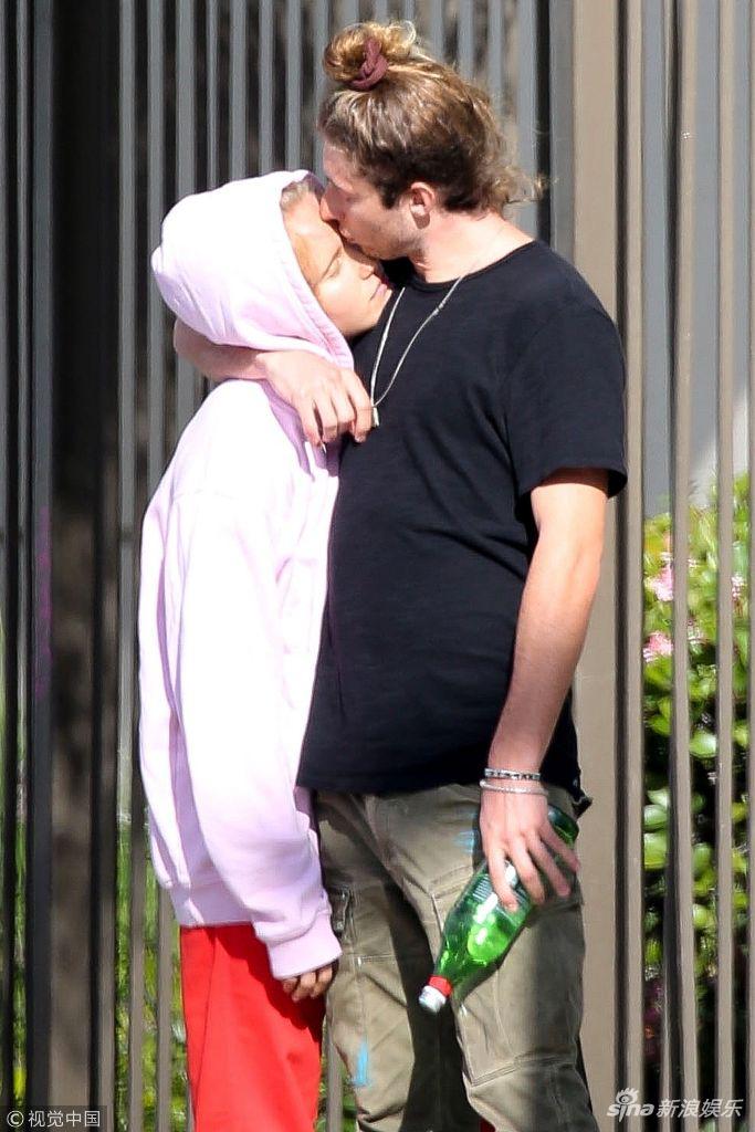 组图:赛勒·布林克利打扮粉嫩约会 穿男友衣服获对方搂脖拥吻