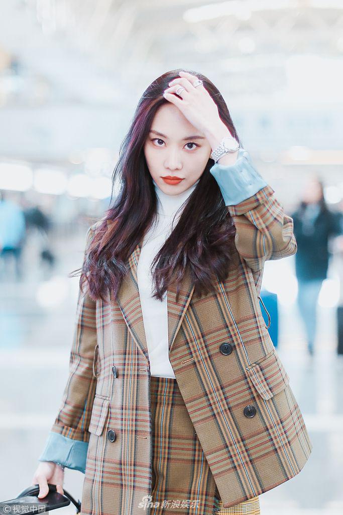 组图:王霏霏机场撩发展现凌乱美 不惧寒风露美腿时尚有型