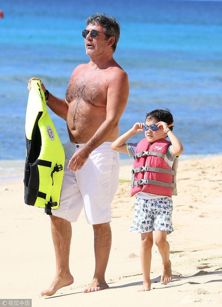 当地时间2019年1月13日,巴巴多斯,西蒙·考威尔(simon cowell)带儿子