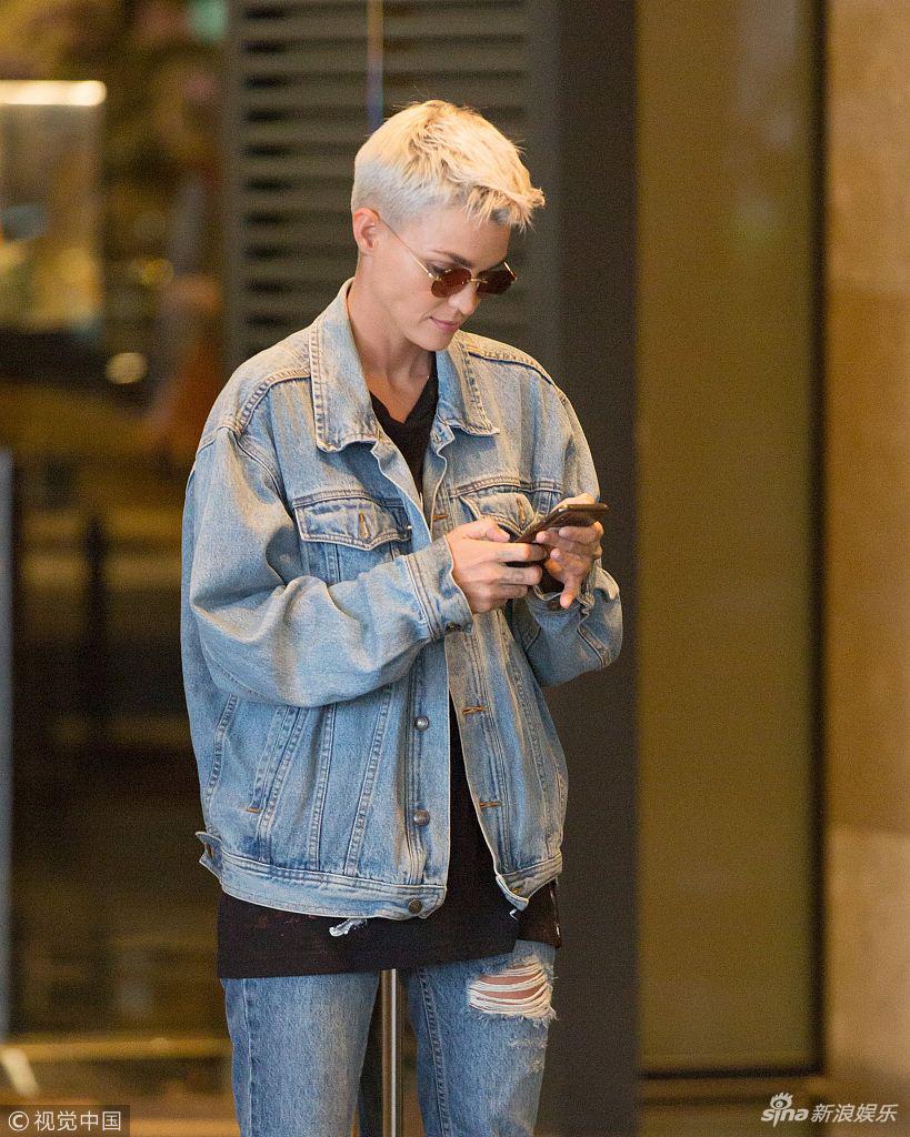 组图:鲁比·洛斯潮酷短发配牛仔 酒店外等人与礼宾亲切侃大山