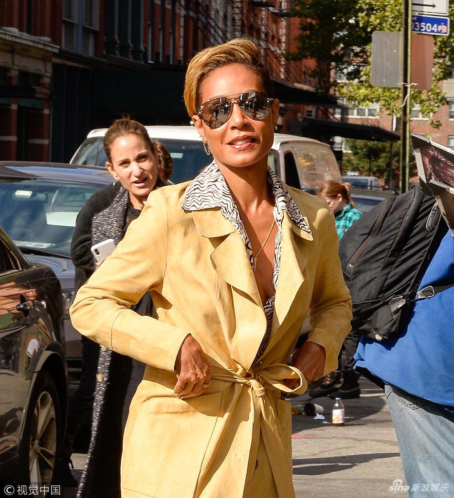 组图:贾达·萍克特·史密斯穿风衣气质出众 对镜打招呼亲切露笑