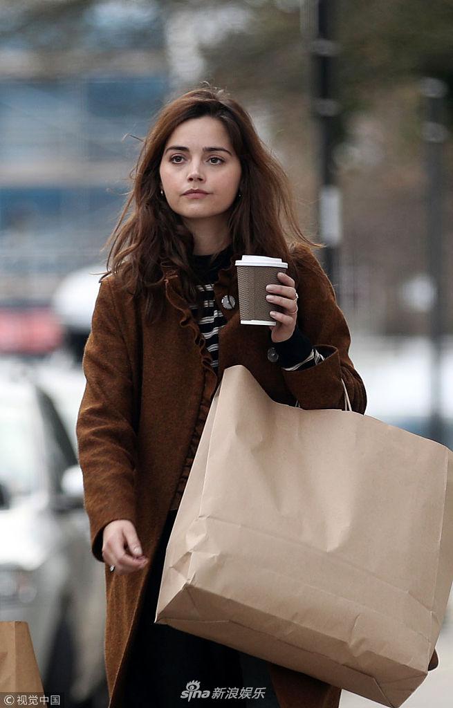 组图:珍娜·科尔曼捧咖啡与朋友享剁手乐趣 卷发蓬松娃娃脸呆萌