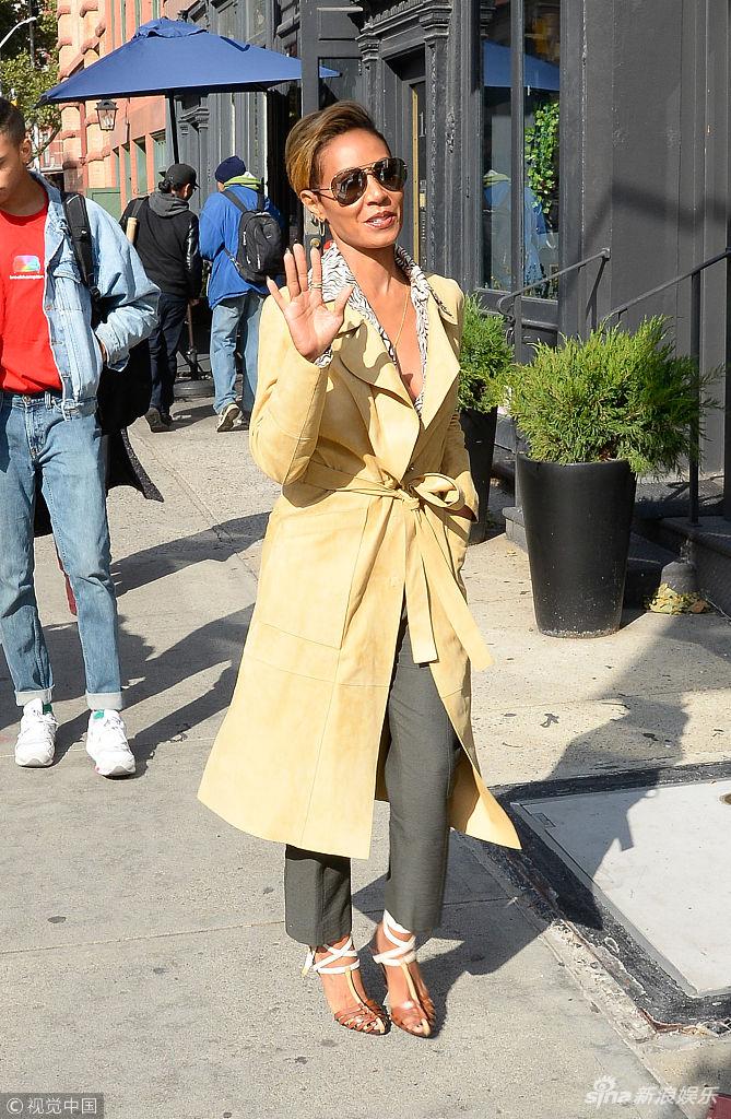 组图:贾达·萍克特·史密斯穿风衣气质出众 对镜打招呼亲切露笑