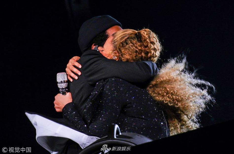 组图:碧昂斯演唱会和老公热舞超火辣 拥吻秀恩爱造型百变性感max