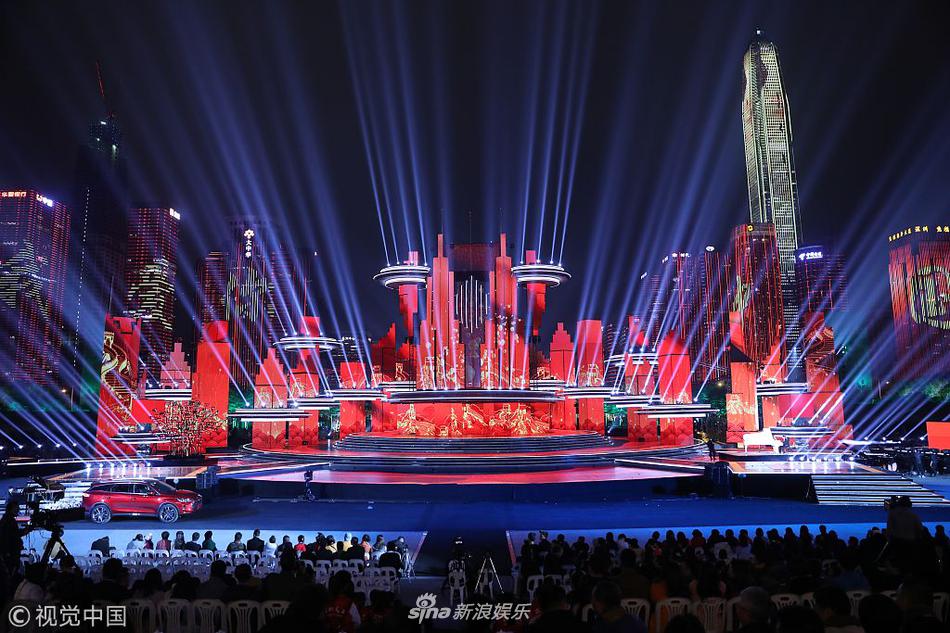 组图:央视春晚深圳分会场舞美灯光首曝光 小姐姐彩排秀美腿