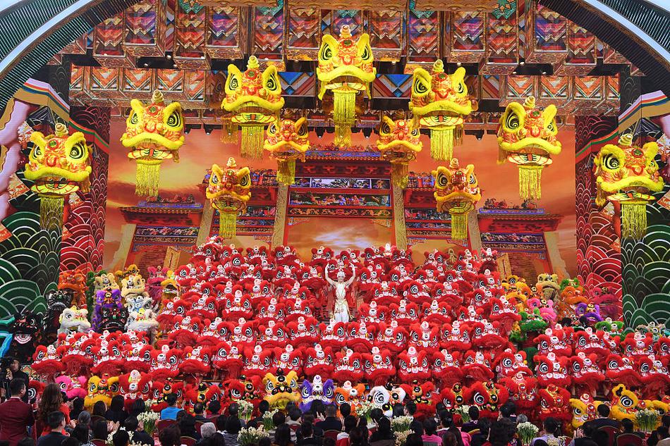 组图:2019央视春晚主持人 康辉任鲁豫朱迅尼格买提李思思超喜庆_高清