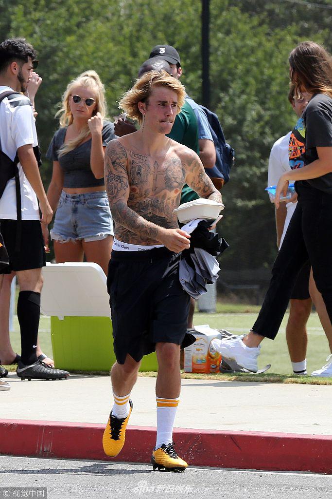 组图:贾斯汀·比伯球场挥汗如雨 脱衣张开双臂秀纹身豪放十足_高清