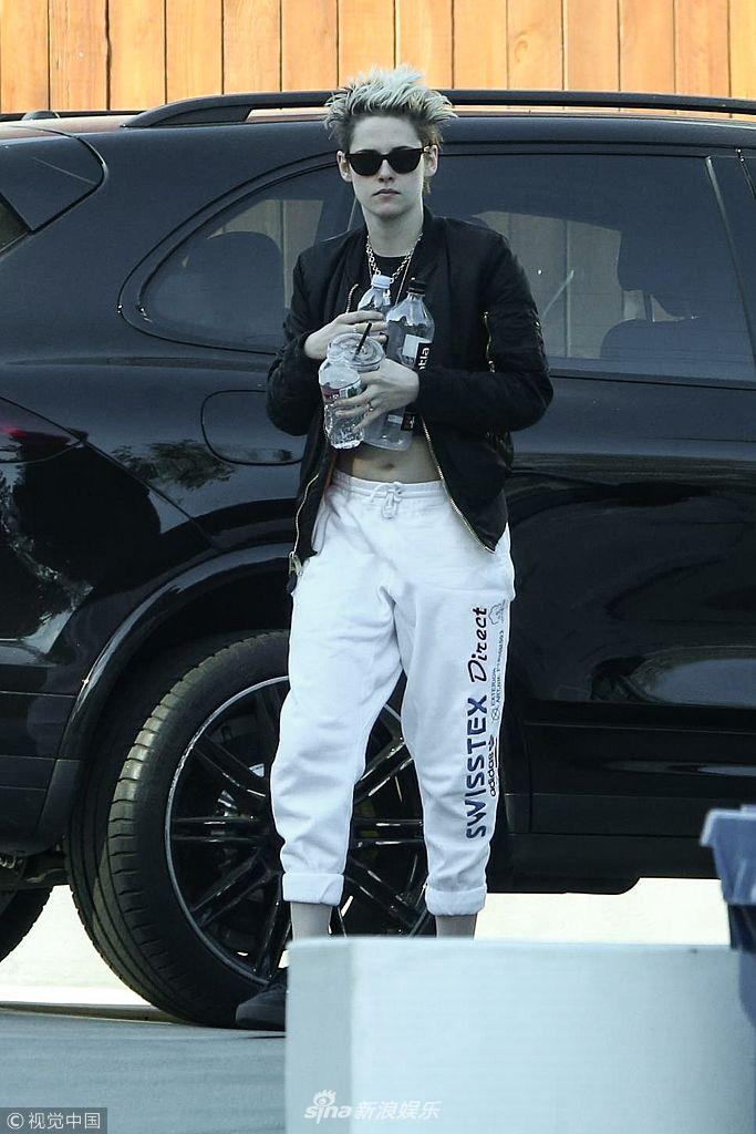 "暮光女"克里斯汀·斯图尔特(kristen stewart)前往新女友莎拉丁金