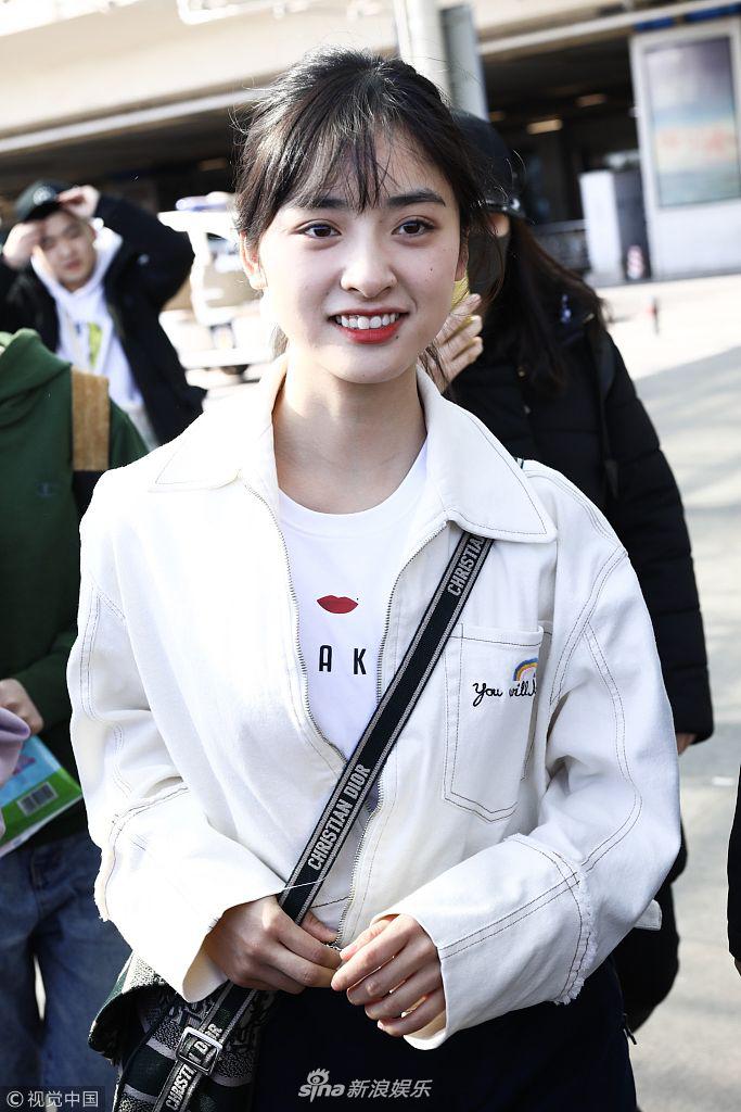 组图沈月简约黑白搭走邻家妹妹风被狂风吹到睁不开眼依旧微笑