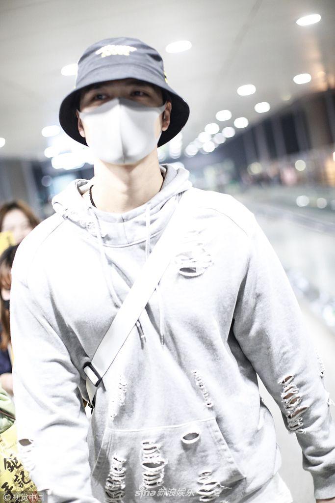 组图:阿云嘎戴渔夫帽搭休闲装显慵懒随性 一路被粉丝包围人气高