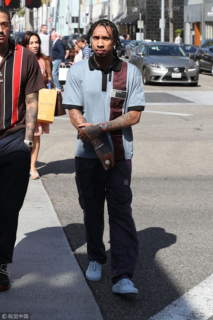 组图:tyga刺青爬满手臂超抢眼 露一口白牙心情佳