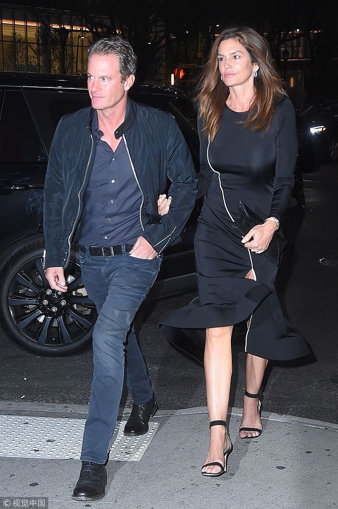 组图辛迪克劳馥穿开衩裙秀大长腿挽臂老公甜蜜约饭