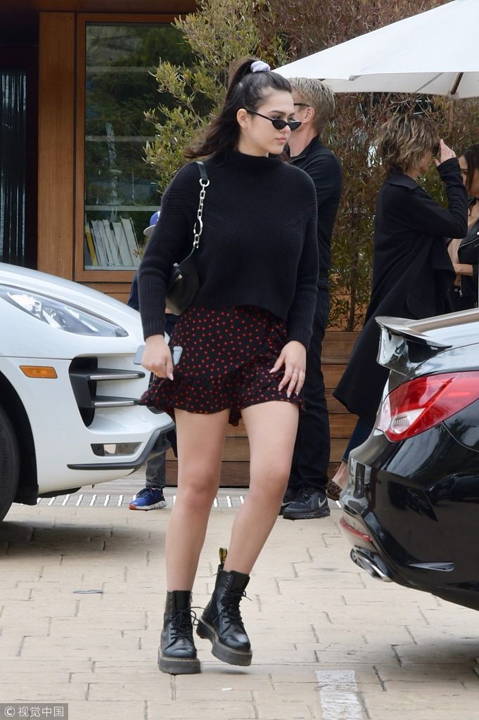 组图:丽莎·林娜黑色衣摆飞扬 女儿短裤配马丁靴大长腿瞩目