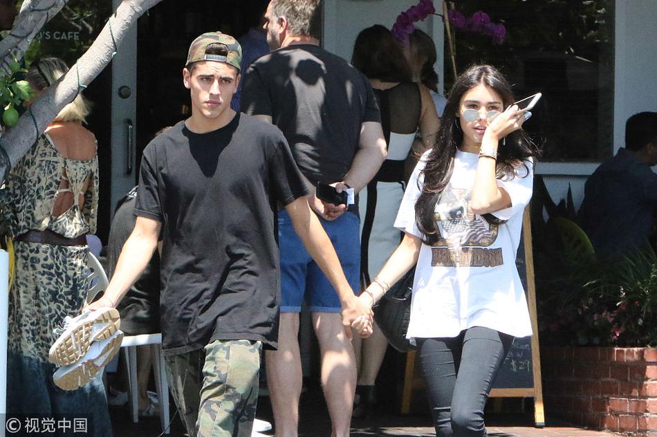 美国洛杉矶,麦迪逊·比尔(madison beer)与男友现身街头