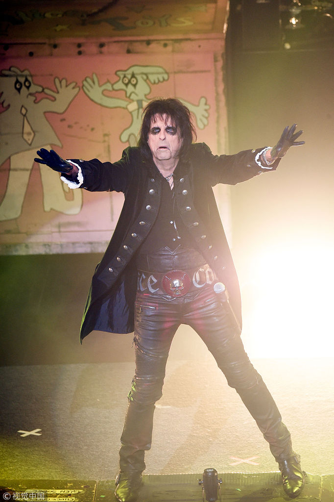 组图:摇滚歌手alice cooper带恐怖妆容台上嘶吼 紧身皮裤吸睛