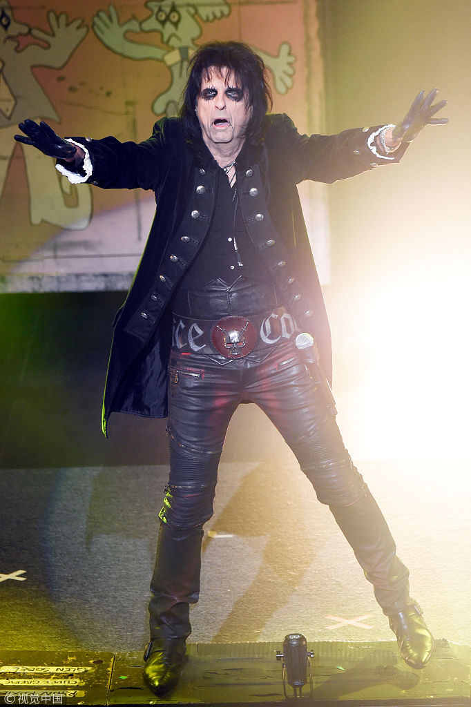 摇滚歌手alice cooper带恐怖妆容台上嘶吼 紧身皮裤吸睛