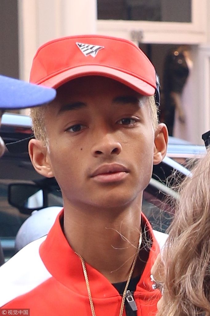 组图:贾登·史密斯一身潮装打扮演绎时尚穿搭 比剪刀