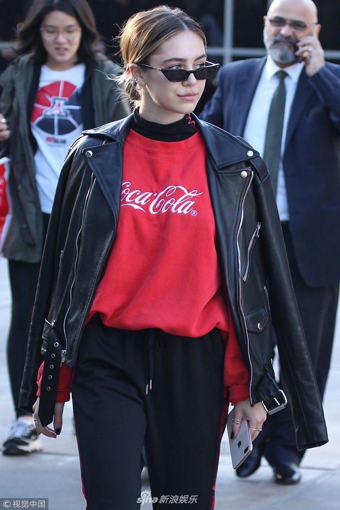 组图:丽莎·林娜女儿贝尔·哈姆林出街秀长腿 架黑超披夹克超酷