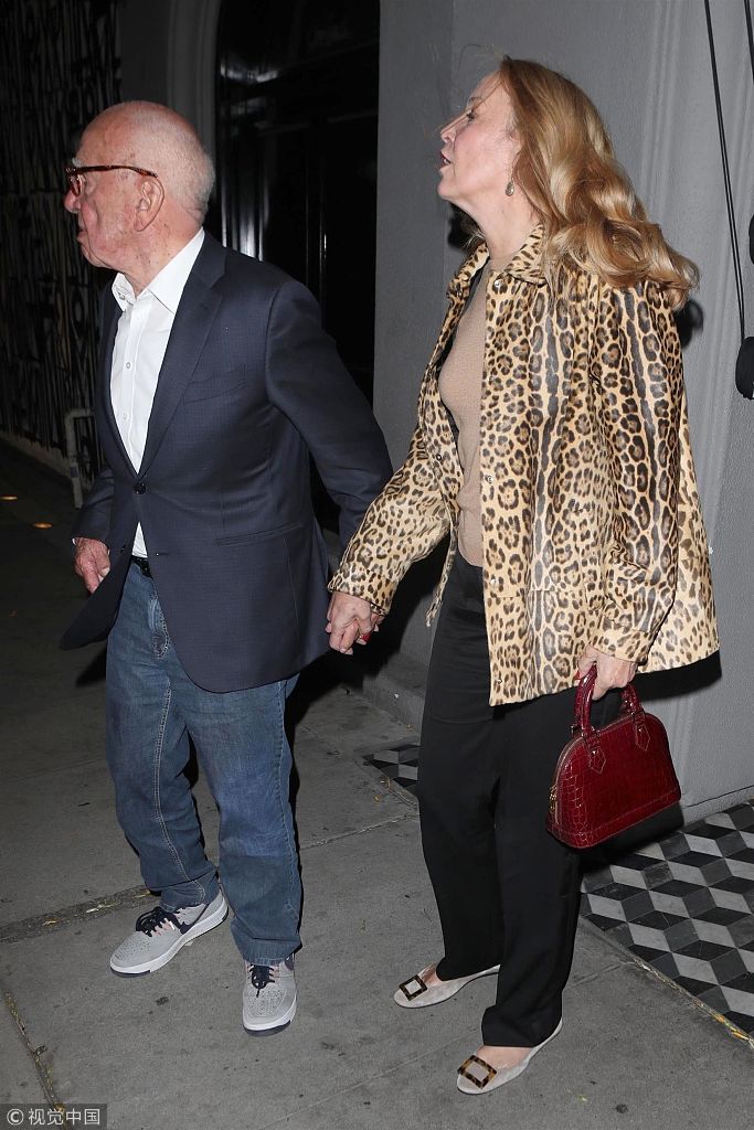 组图:放风筝即视感!妻子瑞莉·霍尔险被风吹跑 默多克急忙牵手