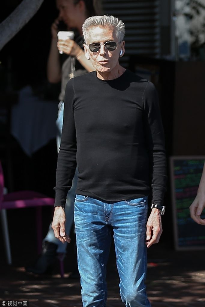 组图:ck创始人卡尔文·克莱恩和神秘帅哥共进午餐 身材瘦高腿细