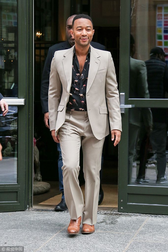 组图:约翰·传奇穿浅色西装笑意盈盈心情佳 大步流星总裁范儿