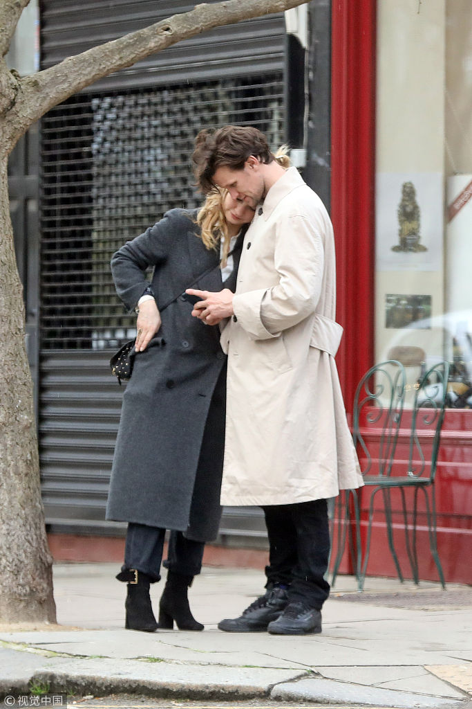 组图:莉莉·詹姆斯带萌娃骑车 靠男友肩上小憩"撒狗粮"