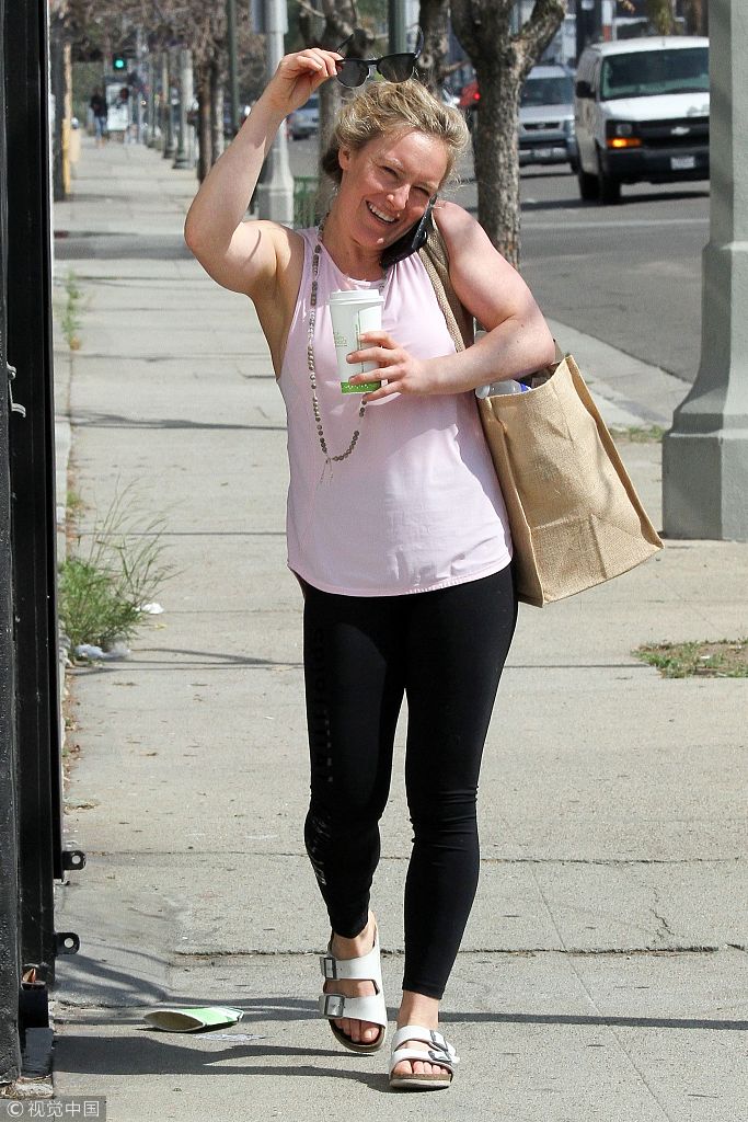 组图:杰米·安德森穿白背心露 丸子头凌乱如稻草狂煲电话粥