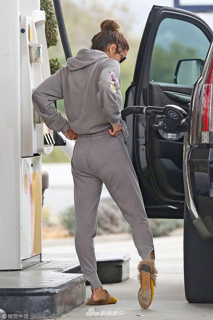 组图:布鲁克·博克素颜出街似路人 举加油枪提裤子露囧态