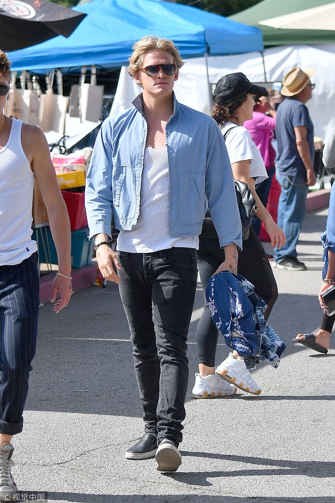 组图:吉吉旧爱科迪·辛普森逛街显悠闲 穿牛仔外套显