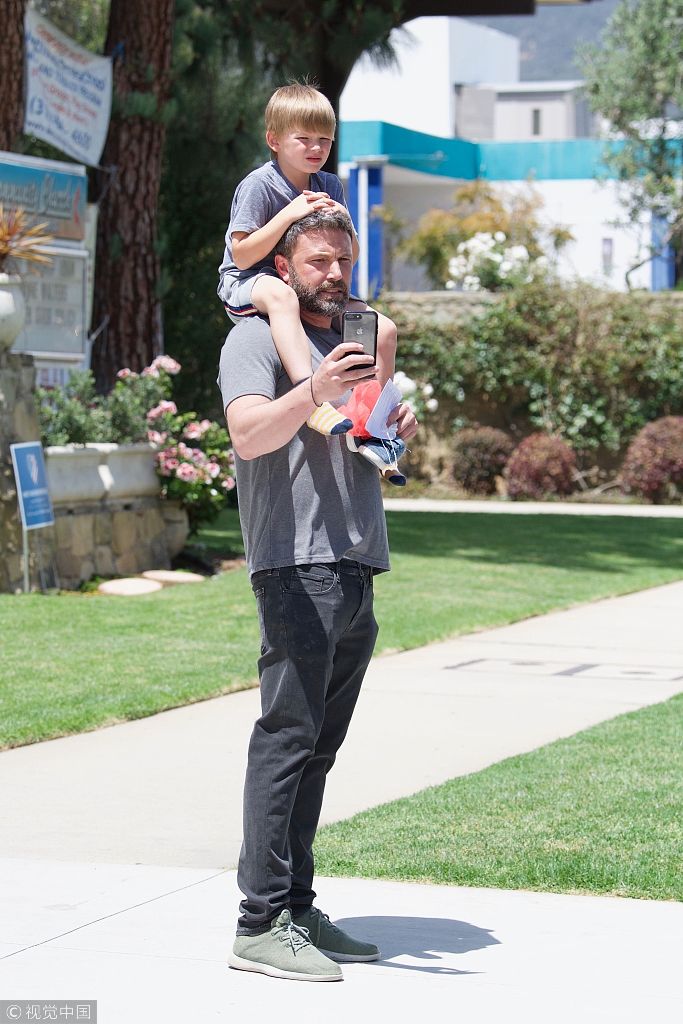 组图:本·阿弗莱克做礼拜给孩子当摄影师 儿子扛肩女儿在右_高清图集_