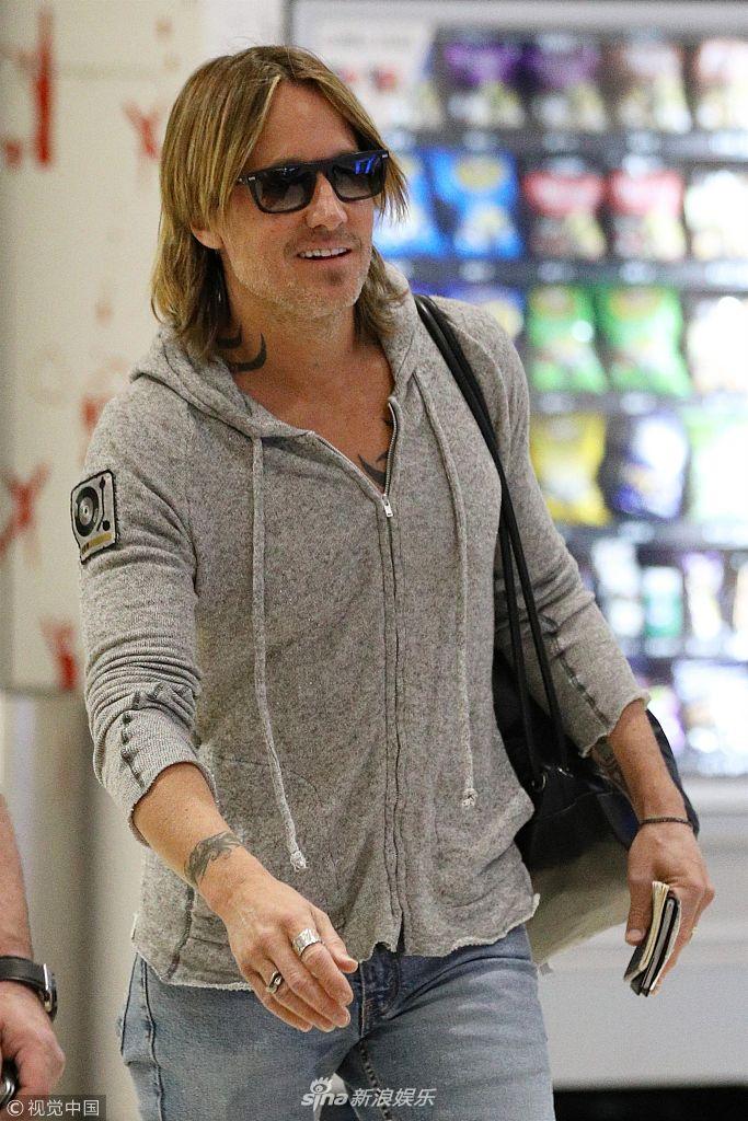 组图:妮可·基德曼老公凯斯·厄本独自回澳洲 休闲装扮酷拽不羁