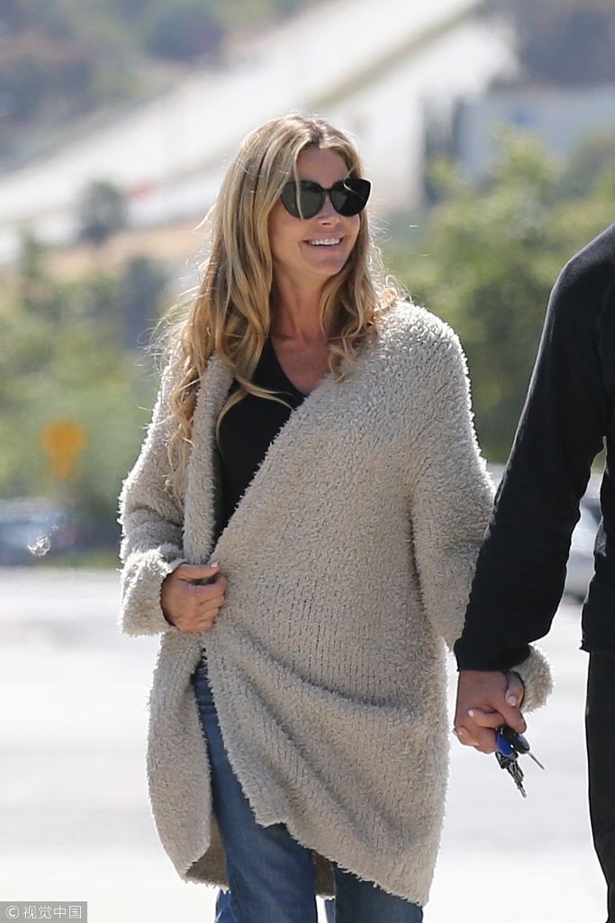 当地时间2018年5月13日,马里布,丹妮丝·理查兹(denise richards)现身