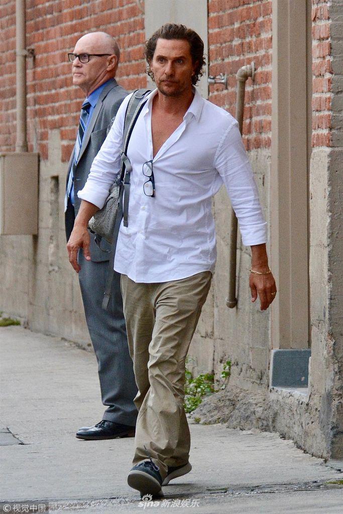 组图:马修·麦康纳高挥手致意粉丝 白衬衫露腹男人味爆棚