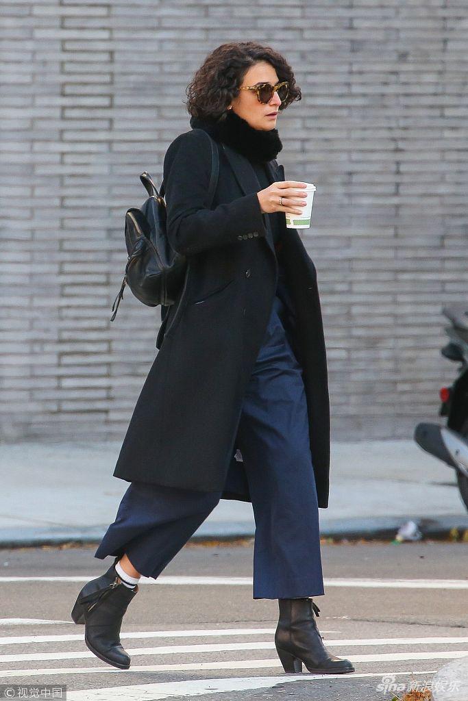 组图:珍妮·斯蕾特超黑遮面现身街头 长大衣御寒热咖啡暖手