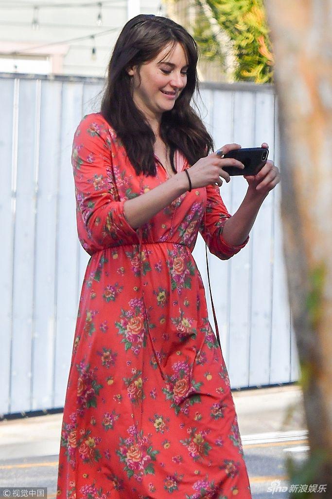 组图:谢琳·伍德蕾穿红裙外出庆生 惊喜遇羊驼变好奇少女拍不停