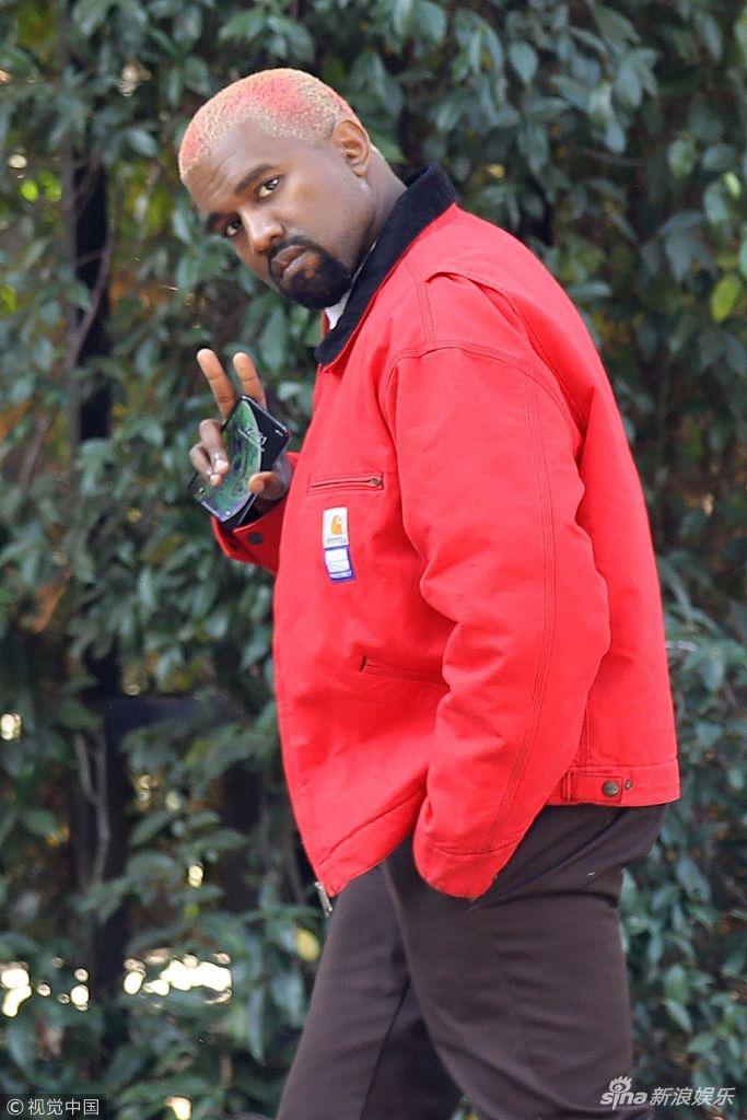 组图:"侃爷"韦斯特"炫彩头"超个性 歪头严肃比v显呆萌