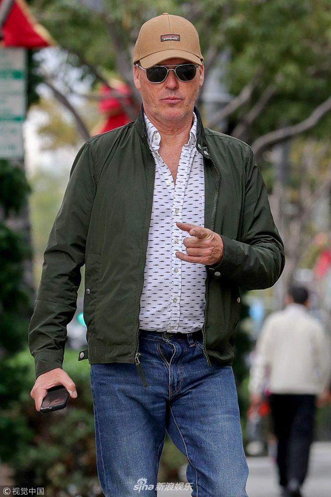 组图:迈克尔·基顿小心"指狗仔" 黑超遮面穿搭随意难掩星范