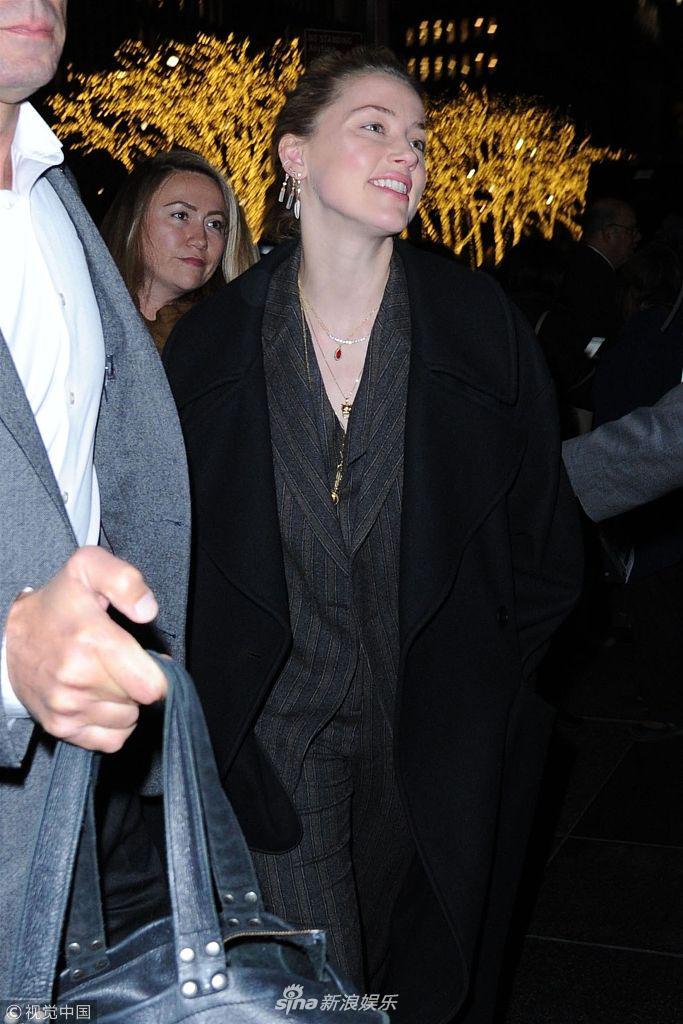 组图:德普前妻艾梅柏甜笑露酒窝 获左右保镖护驾巨星范十足