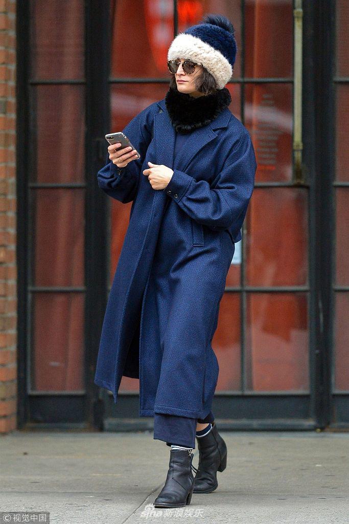 组图:珍妮·斯蕾特一身蓝衣造型别致 毛球帽少女心十足超可爱