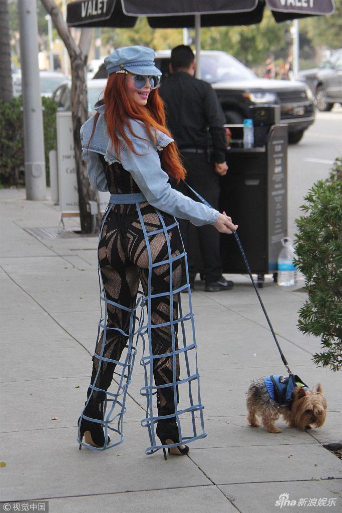 组图菲比普莱斯踩恨天高凹造型抓紧狗绳卖力摆拍夺眼球