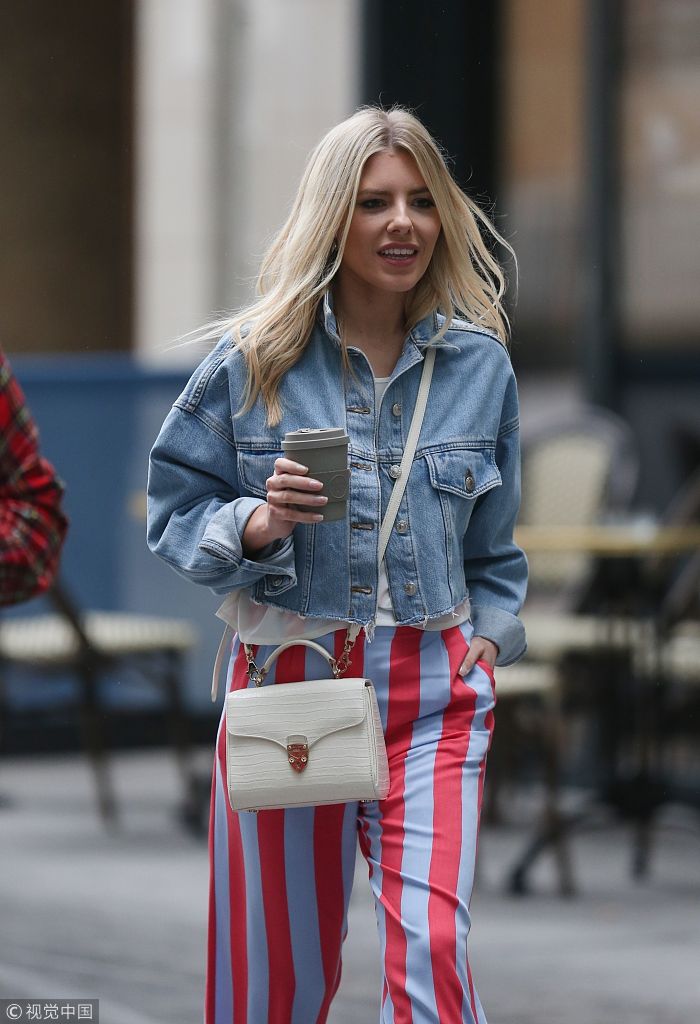 组图:莫莉·金红色条纹裤吸睛又时髦 低头甜笑秀发被风吹乱