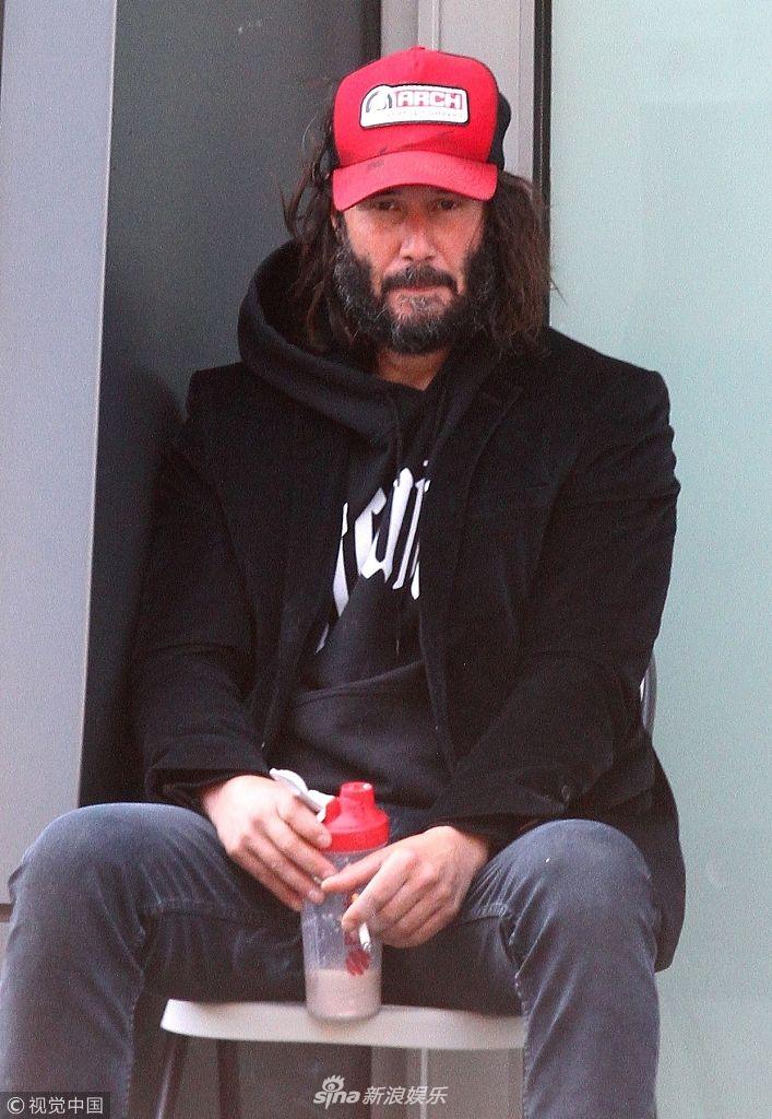 组图:犀利哥!基努里维斯光脚独坐街头 邋遢似流浪汉