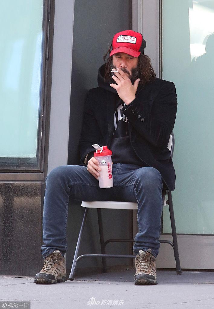 组图:犀利哥!基努里维斯光脚独坐街头 邋遢似流浪汉